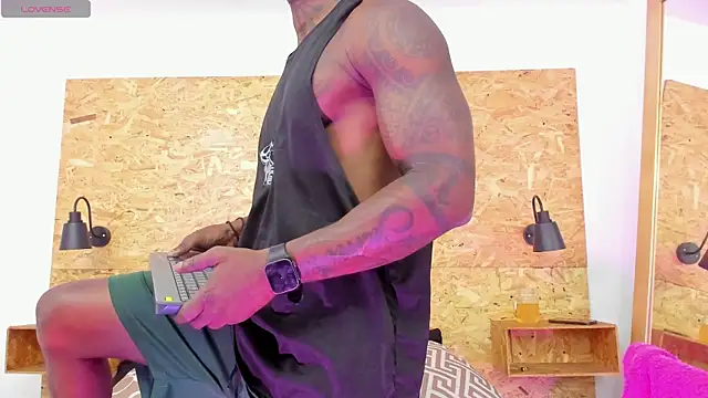 santiblack7 online show from 10-04-25, 06:39