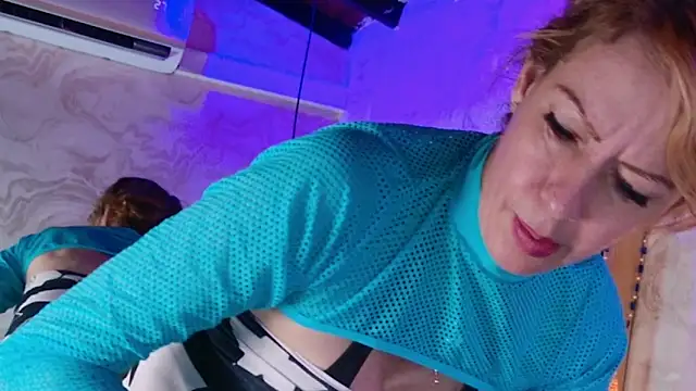 julyana mendez online show from 10-22-25, 08:30