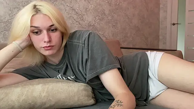 Snapshot of evelina228 chatting on 09-18-25, 07:32 evelina228 online show from 09-18-25, 07:32