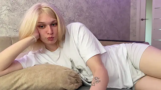 Snapshot of evelina228 chatting on 10-17-25, 07:11 evelina228 online show from 10-17-25, 07:11