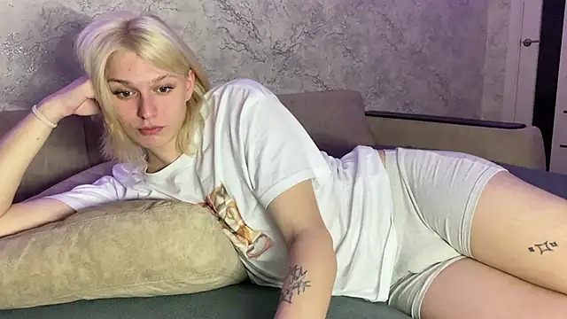 Snapshot of evelina228 chatting on 10-18-25, 08:20 evelina228 online show from 10-18-25, 08:20