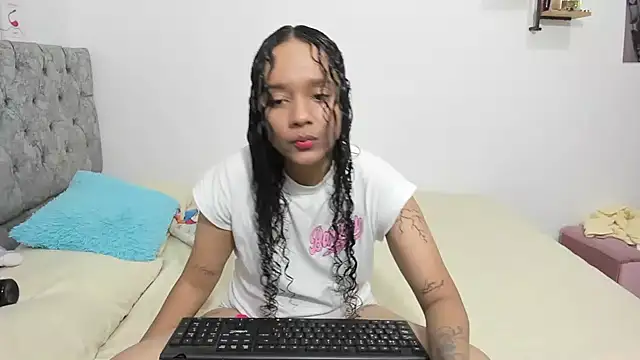 Snapshot of nay_and_aleja1 chatting on 12-15-25, 02:05 nay and aleja1 online show from 12-15-25, 02:05