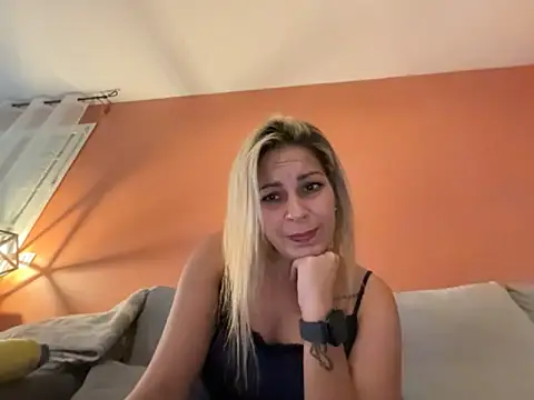 Snapshot of minettedusud chatting on 09-17-25, 10:17 minettedusud online show from 09-17-25, 10:17