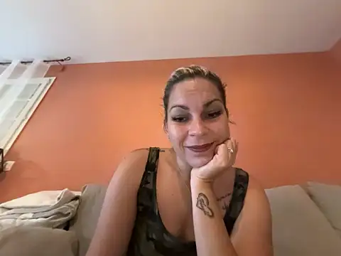 Snapshot of minettedusud chatting on 09-18-25, 07:32 minettedusud online show from 09-18-25, 07:32