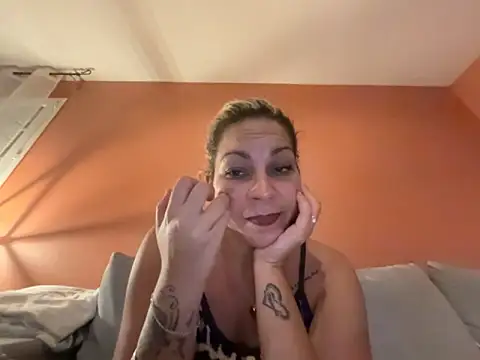 Snapshot of minettedusud chatting on 09-18-25, 08:33 minettedusud online show from 09-18-25, 08:33