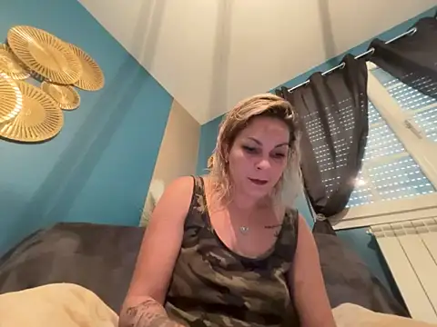 Snapshot of minettedusud chatting on 09-19-25, 09:32 minettedusud online show from 09-19-25, 09:32