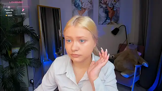 Millie Vanillies online show from 09-10-25, 03:01