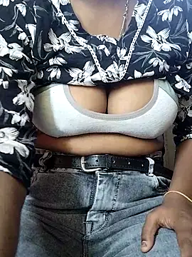 Snapshot of Laxmi_89 chatting on 10-28-25, 03:21 Laxmi 89 online show from 10-28-25, 03:21