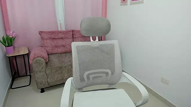 Snapshot of Emiss_Jones chatting on 10-20-25, 12:38 Emiss Jones online show from 10-20-25, 12:38