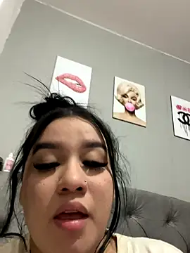 Snapshot of Aliciawhitee chatting on 11-10-25, 02:21 Aliciawhitee online show from 11-10-25, 02:21