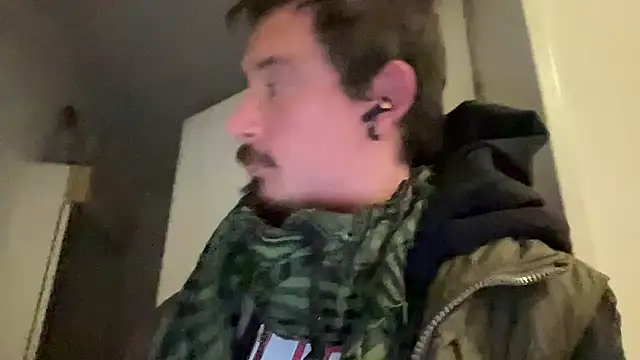 Snapshot of sunZfun chatting on 11-08-25, 09:02 sunZfun online show from 11-08-25, 09:02