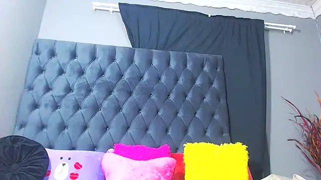 Snapshot of LoloQueen5 chatting on 01-05-26, 10:35 LoloQueen5 online show from 01-05-26, 10:35