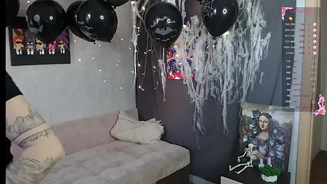 Snapshot of Violetwin chatting on 10-31-25, 12:28 Violetwin online show from 10-31-25, 12:28