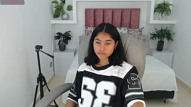 Milaa Star  online show from 12-19-25, 03:13