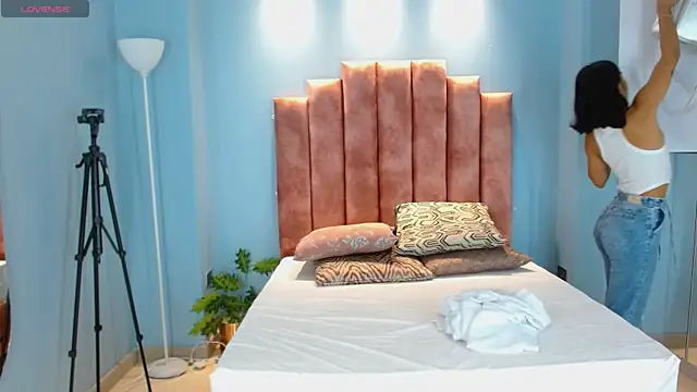 Milaa Star  online show from 04-24-26, 03:09