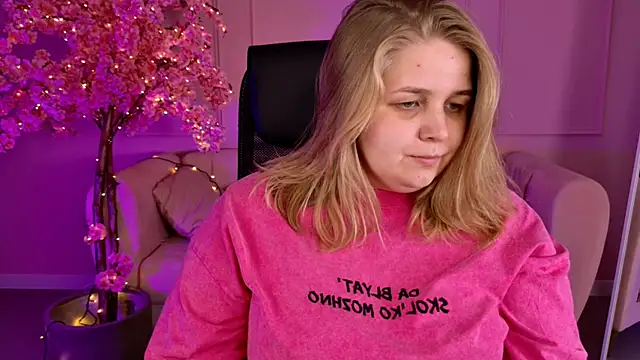 Snapshot of SladaDell chatting on 09-29-25, 05:12 SladaDell online show from 09-29-25, 05:12