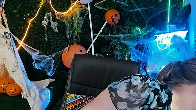 Snapshot of SladaDell chatting on 10-17-25, 05:10 SladaDell online show from 10-17-25, 05:10