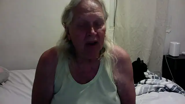 Snapshot of OldLadySara chatting on 10-20-25, 12:33 OldLadySara online show from 10-20-25, 12:33