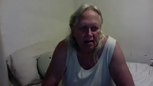 Snapshot of OldLadySara chatting on 10-23-25, 01:38 OldLadySara online show from 10-23-25, 01:38