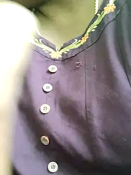 Snapshot of Tamilreethu chatting on 10-25-25, 10:56 Tamilreethu online show from 10-25-25, 10:56