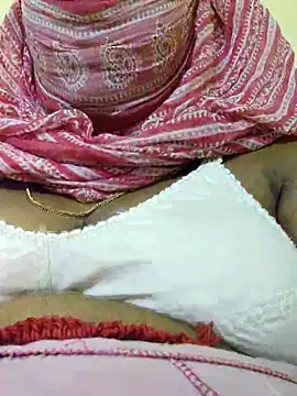 Snapshot of Tamilreethu chatting on 11-19-25, 11:10 Tamilreethu online show from 11-19-25, 11:10