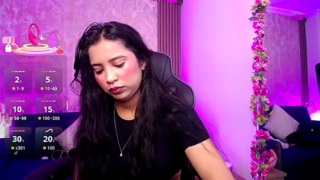 Snapshot of SophiaWalker_1 chatting on 10-21-25, 12:17 SophiaWalker 1 online show from 10-21-25, 12:17