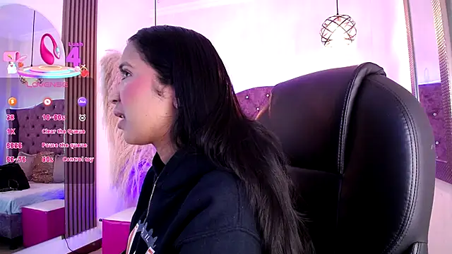 Snapshot of SophiaWalker_1 chatting on 11-17-25, 12:00 SophiaWalker 1 online show from 11-17-25, 12:00