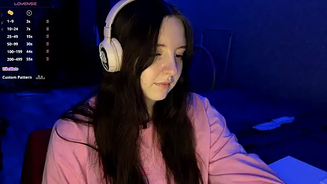 LauretteRagar online show from 11-18-25, 06:23