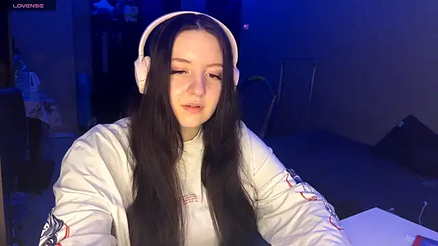 LauretteRagar online show from 12-19-25, 05:42