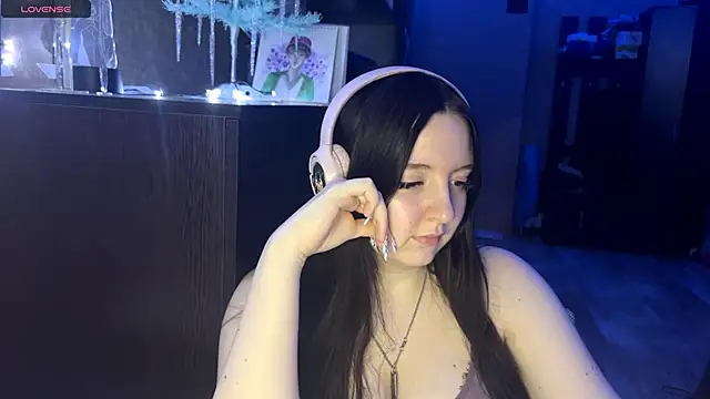 LauretteRagar online show from 12-22-25, 05:21