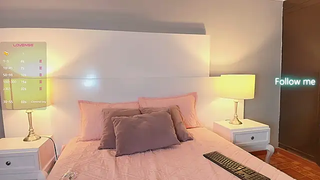 Snapshot of lunavelvet15 chatting on 10-10-25, 12:04 lunavelvet15 online show from 10-10-25, 12:04