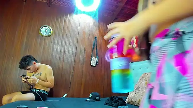 Snapshot of dereck_and_julie chatting on 10-29-25, 09:38 dereck and julie online show from 10-29-25, 09:38