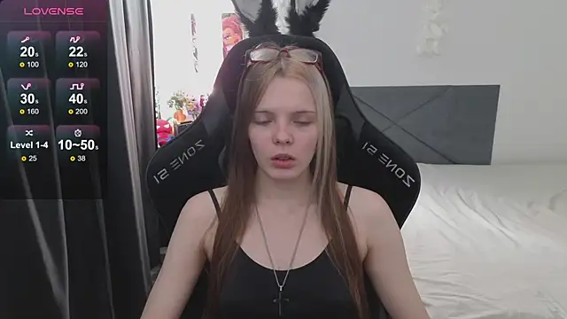 Luna Navy online show from 09-29-25, 07:24