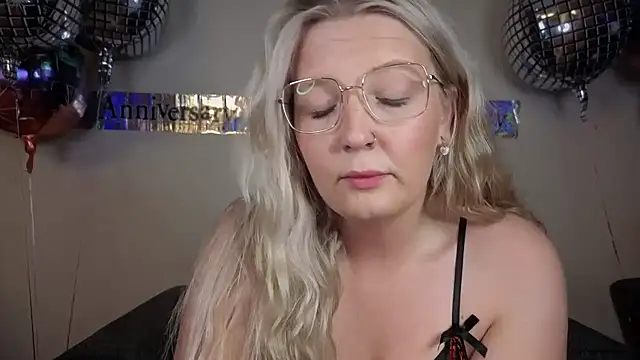 Snapshot of Daisyxoxo_ chatting on 09-20-25, 07:04 Daisyxoxo  online show from 09-20-25, 07:04