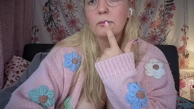 Snapshot of Daisyxoxo_ chatting on 10-03-25, 08:33 Daisyxoxo  online show from 10-03-25, 08:33