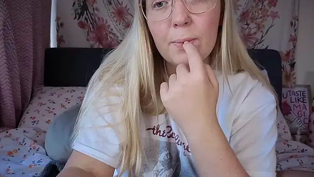 Snapshot of Daisyxoxo_ chatting on 10-07-25, 08:33 Daisyxoxo  online show from 10-07-25, 08:33