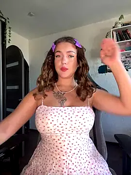 Snapshot of MikssMolly chatting on 10-14-25, 06:47 MikssMolly online show from 10-14-25, 06:47