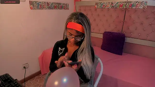 Luna Colinns online show from 09-30-25, 12:43