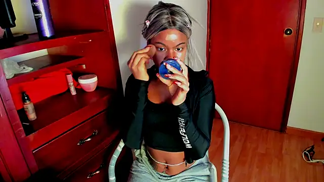 Luna Colinns online show from 10-07-25, 01:08