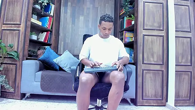 Snapshot of ItaloMoore chatting on 09-20-25, 01:12 ItaloMoore online show from 09-20-25, 01:12