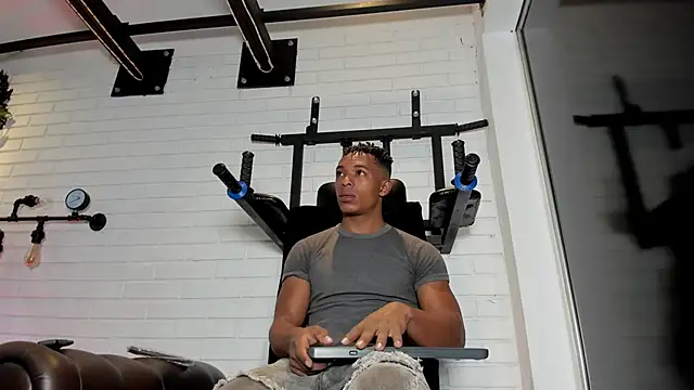 Snapshot of ItaloMoore chatting on 10-17-25, 11:35 ItaloMoore online show from 10-17-25, 11:35