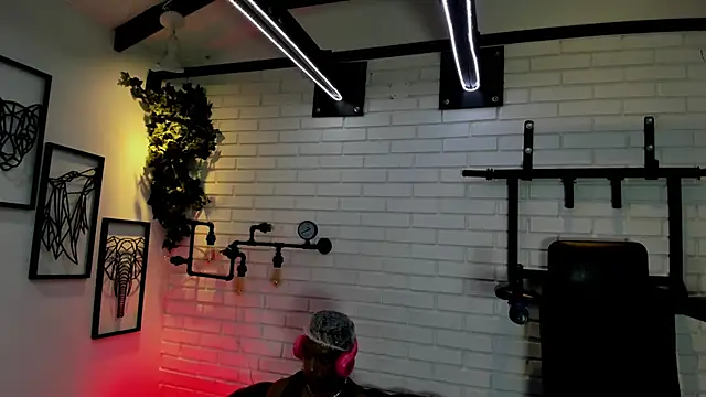 Snapshot of ItaloMoore chatting on 10-20-25, 11:21 ItaloMoore online show from 10-20-25, 11:21