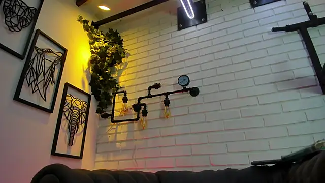 Snapshot of ItaloMoore chatting on 12-02-25, 11:37 ItaloMoore online show from 12-02-25, 11:37