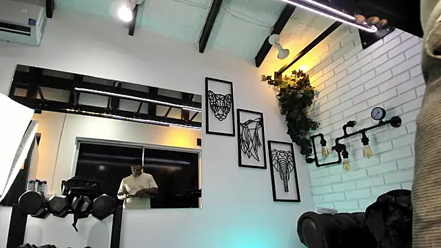 Snapshot of ItaloMoore chatting on 12-19-25, 11:28 ItaloMoore online show from 12-19-25, 11:28