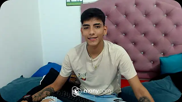 Snapshot of SkyAndSeth chatting on 09-25-25, 06:28 SkyAndSeth online show from 09-25-25, 06:28