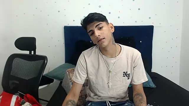 Snapshot of SkyAndSeth chatting on 10-09-25, 12:58 SkyAndSeth online show from 10-09-25, 12:58