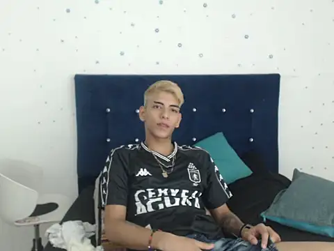 Snapshot of SkyAndSeth chatting on 10-16-25, 01:34 SkyAndSeth online show from 10-16-25, 01:34