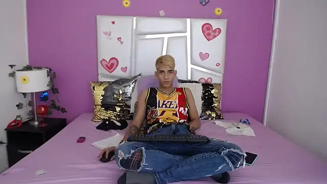 Snapshot of SkyAndSeth chatting on 10-23-25, 05:40 SkyAndSeth online show from 10-23-25, 05:40