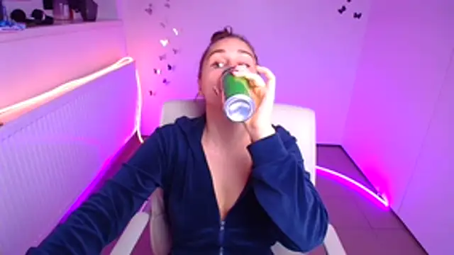 Stefanie Sweet online show from 10-28-25, 02:09