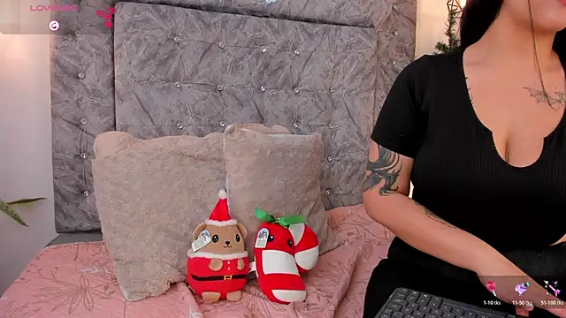 Snapshot of Seraphyne666 chatting on 11-21-25, 07:23 Seraphyne666 online show from 11-21-25, 07:23